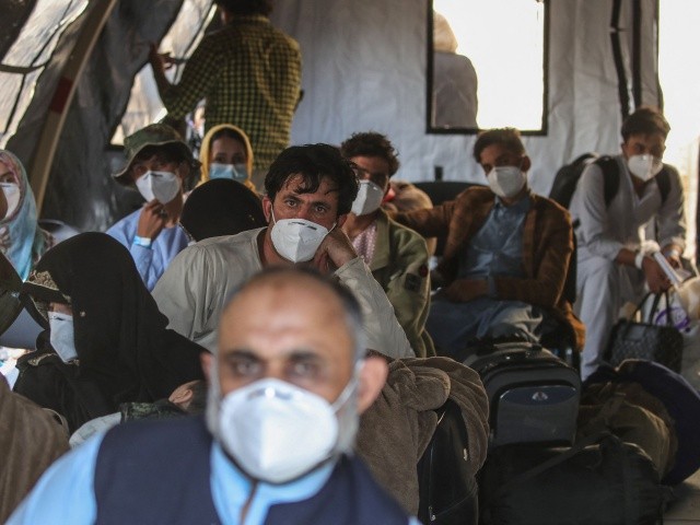 Des évacués afghans sont photographiés à la base aérienne américaine de Ramstein, en Allemagne, le 26 août 2021. - La base aérienne de Ramstein, la plus grande base de l'armée de l'air américaine en Europe, accueille des milliers d'évacués afghans. (Photo par Armando BABANI / AFP) (Photo par ARMANDO BABANI / AFP via Getty Images)