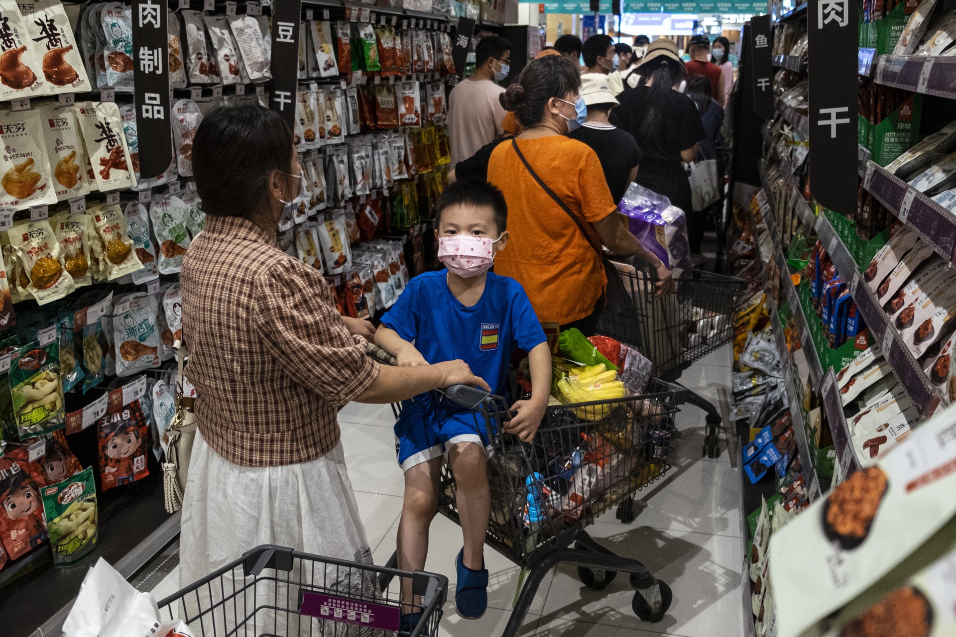 WUHAN, CHINA - AUGUST 2：(CHINA OUT) People wear protective masks as they line up to pay in a supermarket on August 2, 2021 in Wuhan, Hubei Province, China. According to media reports, seven migrant workers returned positive COVID-19 nucleic acid tests. Wuhan has not reported locally transmitted cases for over a year. (Photo by Getty Images)