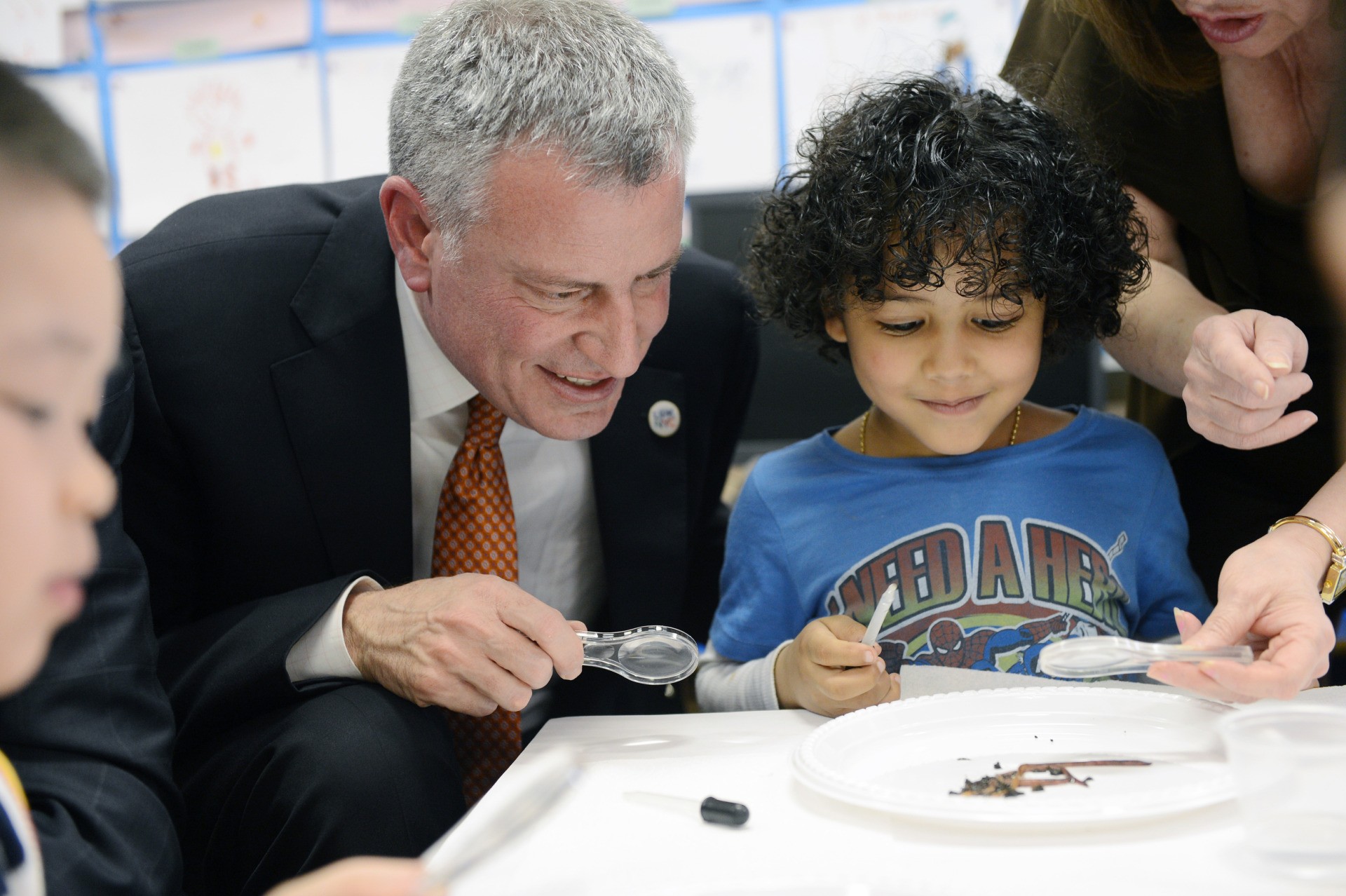 NEW YORK, NY - APRIL 03: New York City Mayor Bill de Blasio and student Justin De La Cruz work on a science project with worms during a visit to a pre-K classroom at P.S.1 on Henry St. in Manhattan on April 3, 2014 in New York City. Earlier de Blasio and Assembly Speaker Sheldon Silver announced a major media and community organizing push urging New Yorkers to sign their children up for pre-K. (Photo by Susan Watts-Pool/Getty Images)