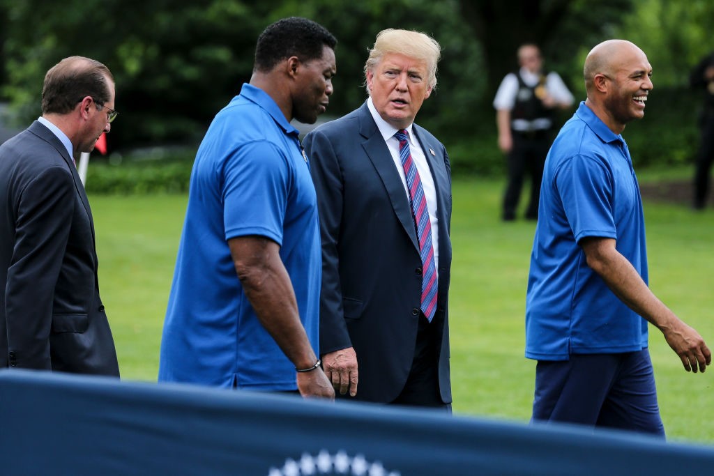 WASHINGTON, DC - MAY 30: US President Donald Trump (Center-R), Herschel Walker (Center-L), Mariano Rivera (R), and Human Services Secretary Alex Azar, walk as they watch young participants during the White House Sports and Fitness Day on the South Lawn on May 30, 2018 in Washington, DC. (Photo by Oliver Contreras-Pool/Getty Images)