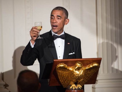 US President Barack Obama offers a toast to Singapore's Prime Minister Lee Hsien Loong (L)