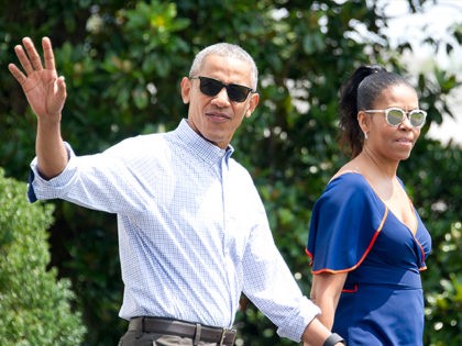 WASHINGTON, DC - AUGUST 6: (AFP OUT) U.S. President Barack Obama waves to the assembled pr