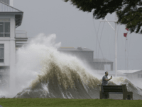 Flooding Begins as Storm Surge, Outer Bands of Hurricane Ida Move onto