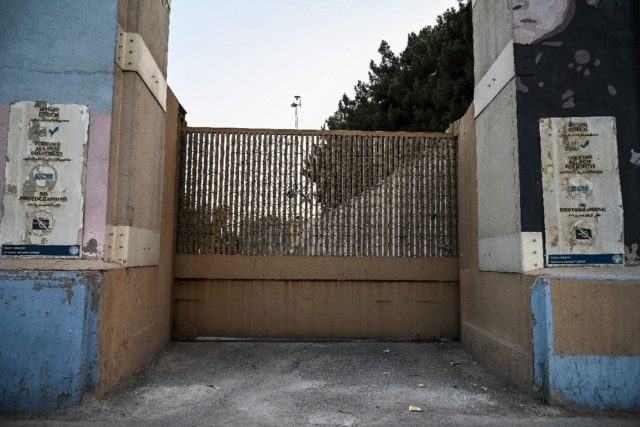 The closed entrance gate of the US embassy in Kabul on August 15, 2021