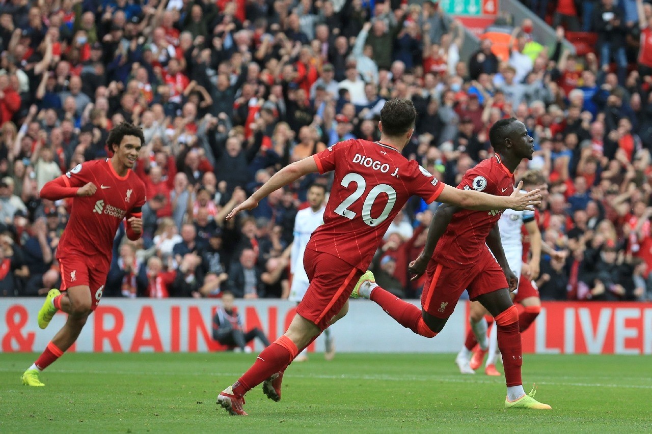 Ливерпуль бернли. Ливерпуль Бёрнли. Liverpool vs Burnley 2005. Матчдей Ливерпуль Бернли.