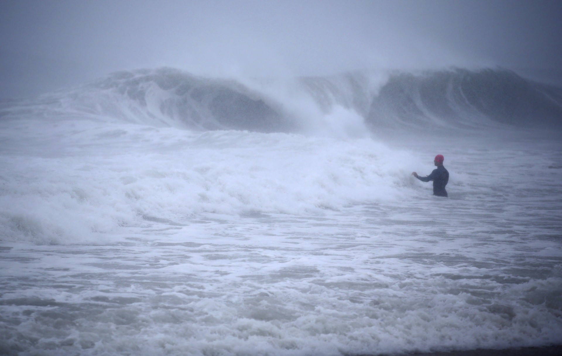 Watching the storm. Шторм. Обои на рабочий стол море шторм. Шторм на море гиф. Ураган.