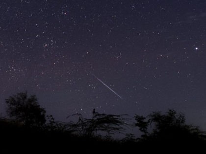 TOPSHOT - This photo taken late December 14, 2018 with a long time exposure shows a meteor streaking through the night sky over Myanmar during the Geminid meteor shower seen from Wundwin township near Mandalay city. (Photo by Ye Aung THU / AFP) (Photo by YE AUNG THU/AFP via Getty …