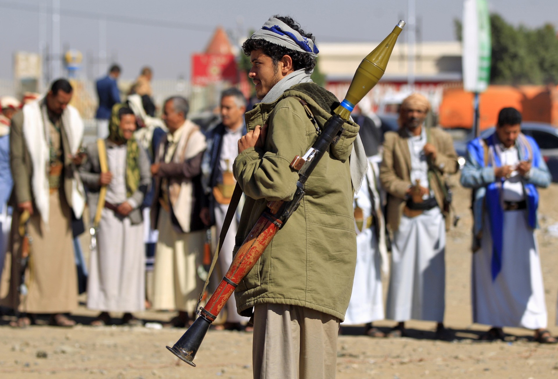 An armed Yemeni man holds a rocket launcher as people gather in the capital Sanaa to show their support to the Shiite Huthi movement against the Saudi-led intervention, on December 19, 2018. - A hard-won truce in the battleground Yemeni city of Hodeida will collapse if rebel violations persist and the United Nations does not intervene, the Saudi-led coalition said on December 19. UN observers are due in Yemen to head up monitoring teams made up of government and rebel representatives tasked with overseeing the implementation of the UN-brokered ceasefire that took effect on Tuesday. (Photo by Mohammed HUWAIS / AFP) (Photo credit should read MOHAMMED HUWAIS/AFP via Getty Images)