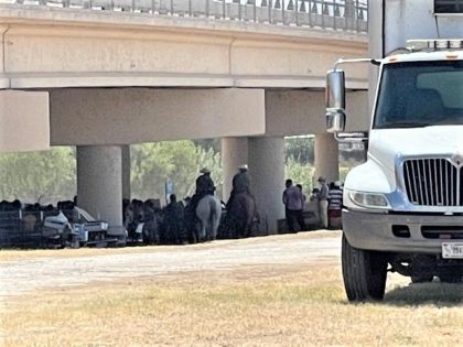 Border Patrol agents hold nearly 10,000 migrants under a bridge in Del Rio, Texas. (Photo:
