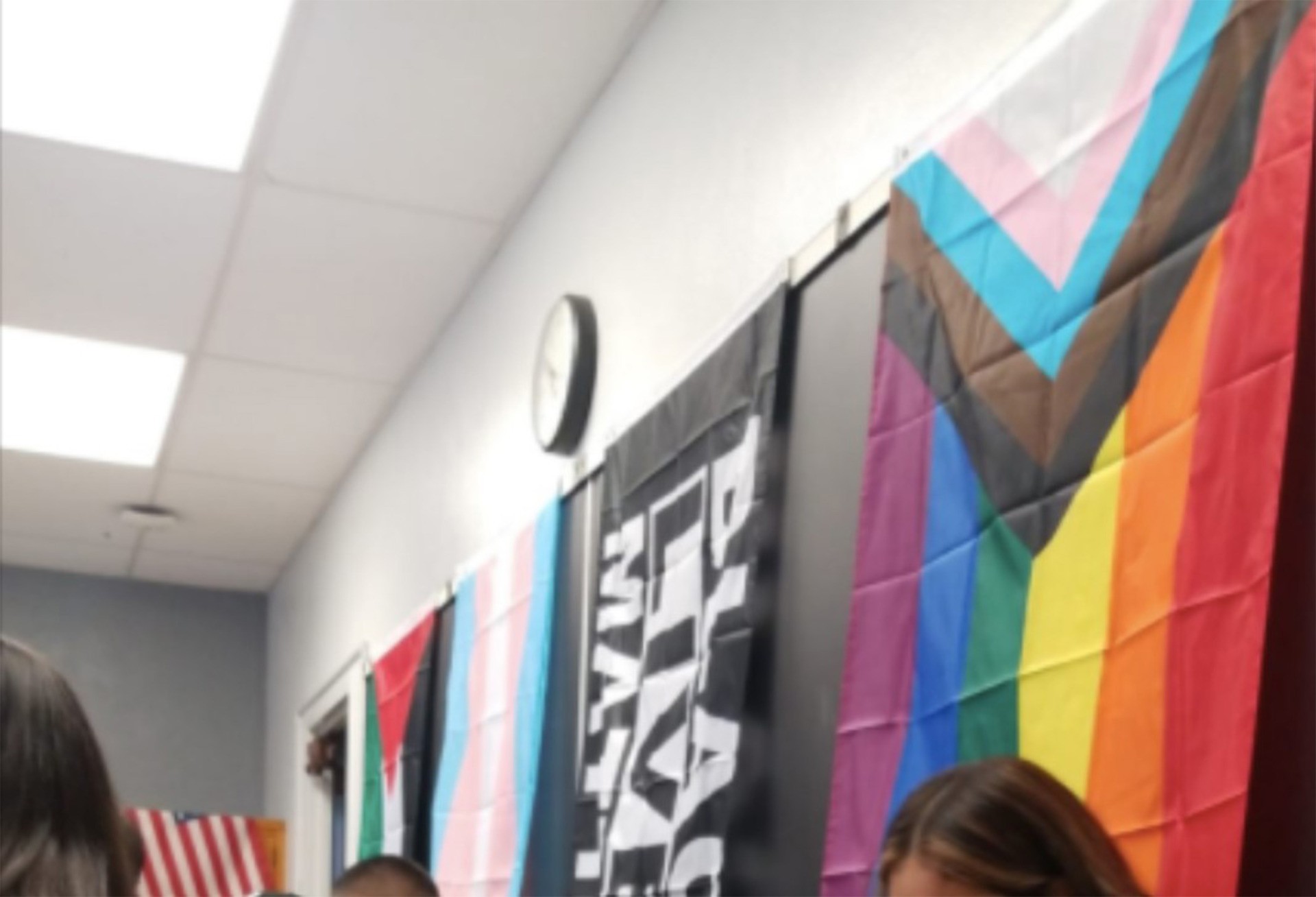 Photo showing flags across a wall in an LAUSD classroom. (PDE).