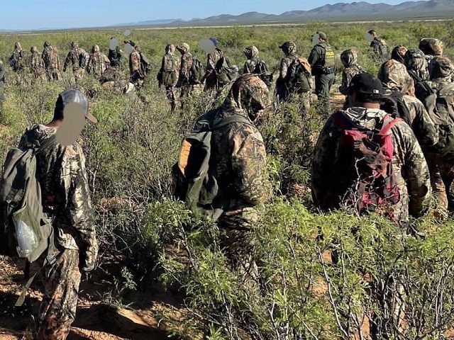 Van Horn and Sierra Blanca Station agents apprehend a large group of migrants. (Photo: Nat