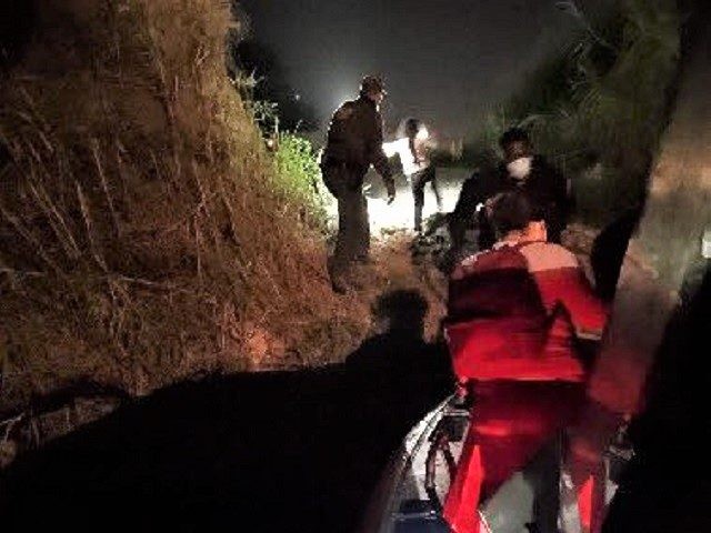 Border Patrol agents in Falfurrias, Texas rescue a Salvadoran woman and her nine-year-old