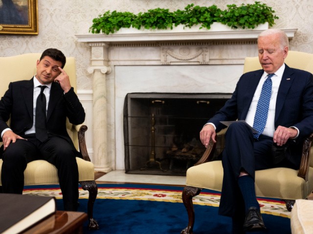 WASHINGTON, DC - SEPTEMBER 01: Ukrainian President Volodymyr Zelensky (L) meets with U.S. President Joe Biden in the Oval Office at the White House on September 01, 2021 in Washington, DC. This was the two leaders' first face-to-face meeting and the first by a Ukrainian leader in more than four years. (Photo by Doug Mills-Pool/Getty Images)