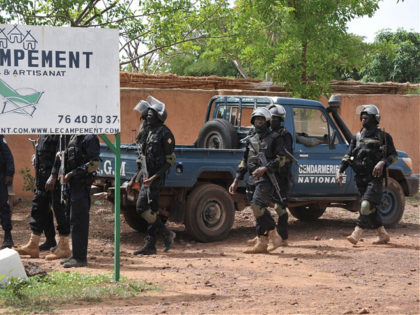 Malian gendarmes and members of anti-terrorist special forces "Forsat" arrive at the entrance of the Kangaba tourist resort in Bamako on June 19, 2017, a day after suspected jihadists stormed the resort, briefly seizing more than 30 hostages and leaving at least two people dead. The assault on the resort …