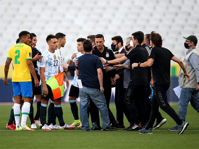 SAO PAULO, BRAZIL - SEPTEMBER 05: Health authorities argue with Head coach of Argentina Lionel Scaloni (C) and players of Brazil and Argentina during a match between Brazil and Argentina as part of South American Qualifiers for Qatar 2022 at Arena Corinthians on September 05, 2021 in Sao Paulo, Brazil. …