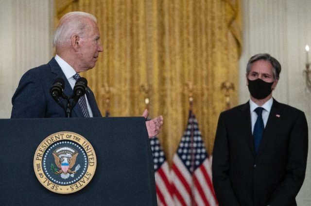 US President Joe Biden turns to Secretary of State Antony Blinken as he speaks on Afghanis