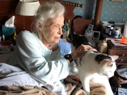 PHOTO – 101-Year-Old Woman Adopts Oldest Cat in Shelter: ‘Our Hearts Are Full’