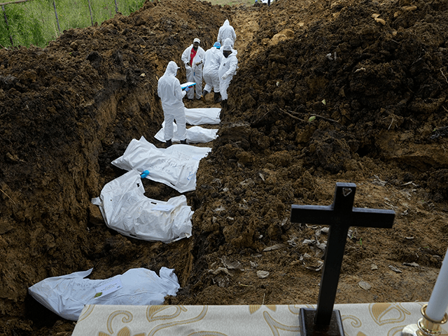 border - A forensics team bury a group of 15 migrants who died trying to cross the Darien