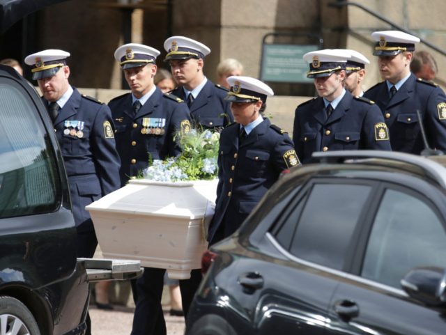 Policemen carry a coffin in Vasakyrkan, Gothenburg, Sweden, on July 30, 2021, during the funeral of a policeman shot in Biskopsgarden. - On July 1, 2021, a police officer was killed in a shooting in Biskopsgarden, Gothenburg, although he was not believed to have been the target. Sweden has been …