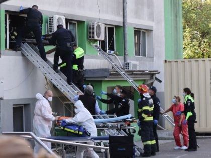 Firemen and policemen evacuate a burned victim from the infectious diseases hospital in Constanta, Romania, on October 1, 2021, after a fire broke out in the intensive care unit where ten Covid patients were being treated. - Several patients of Covid-19 died on october 1, 2021 in the fire of …