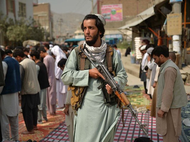 TOPSHOT - A Taliban fighter stands guard as Muslim devotees offer Friday noon prayers at the Aba Saleh Almahdi mosque in Dasht-e-Barchi in Kabul on October 1, 2021. (Photo by Hoshang Hashimi / AFP) (Photo by HOSHANG HASHIMI/AFP via Getty Images)