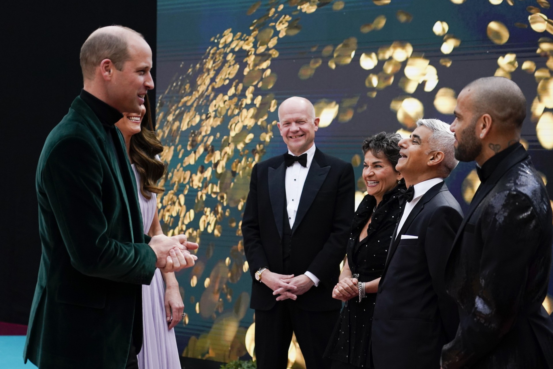 LONDON, ENGLAND - OCTOBER 17: Prince William, Duke of Cambridge and Catherine, Duchess of Cambridge speak with William Hague, Christiana Figueres, London Mayor Sadiq Khan and footballer Dani Alves during the 2021 Earthshot Prize Awards Ceremony at Alexandra Palace on October 17, 2021 in London, England. (Photo by Alberto Pezzali - WPA Pool/Getty Images)