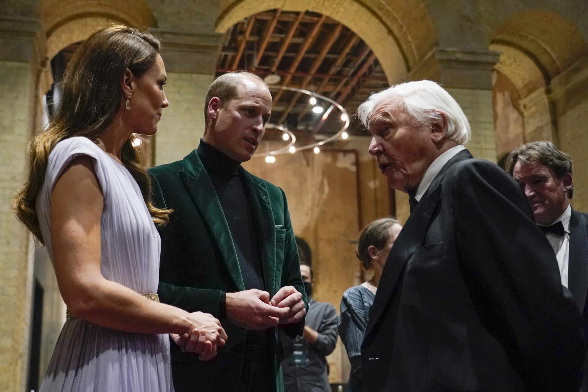 LONDON, ENGLAND - OCTOBER 17: Prince William, Duke of Cambridge and Catherine, Duchess of Cambridge talk with broadcaster Sir David Attenborough during the 2021 Earthshot Prize Awards Ceremony at Alexandra Palace on October 17, 2021 in London, England. (Photo by Alberto Pezzali - WPA Pool/Getty Images)