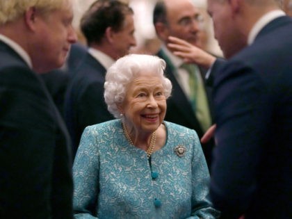WINDSOR, UNITED KINGDOM - OCTOBER 19: Britain's Queen Elizabeth II and Prime Minister, Boris Johnson greet guests during a reception for international business and investment leaders at Windsor Castle to mark the Global Investment Summit on October 19, 2021 in Windsor, England. (Photo by Alastair Grant - Pool/Getty Images)