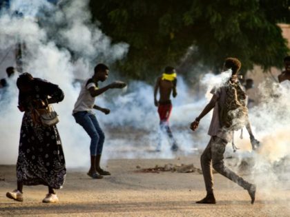 Sudanese youths confront security forces amidst tear gas fired by them to disperse protesters in the capital Khartoum, on October 27, 2021, amid ongoing demonstrations against a military takeover that has sparked widespread international condemnation. - Security forces today made sweeping arrests of protesters who kept up demonstrations in the …