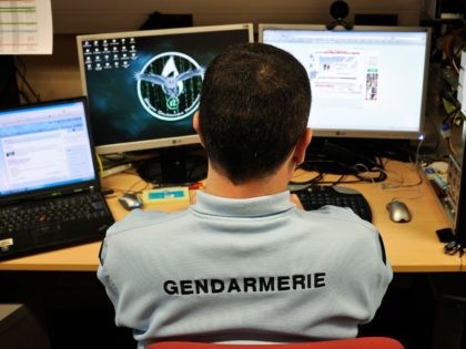 POUR ILLUSTRER LE PAPIER DE TUPAC POINTU : "Camouflés en escort-girl ou en mineur, les gendarmes patrouillent sur le net". Un gendarme de la brigade de répression de la cybercriminalité travaille, le 21 février 2011 dans les locaux de la gendarmerie de Dijon. Derrière leur ordinateur, ils revêtent l'identité d'un …