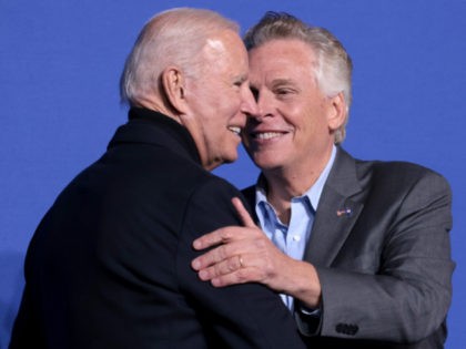 ARLINGTON, VIRGINIA - OCTOBER 26: U.S. President Joe Biden campaigns with Democratic gubernatorial candidate, former Virginia Gov. Terry McAuliffe at Virginia Highlands Park on October 26, 2021 in Arlington, Virginia. The Virginia gubernatorial election, pitting McAuliffe against Republican candidate Glenn Youngkin, is November 2. (Photo by Win McNamee/Getty Images)