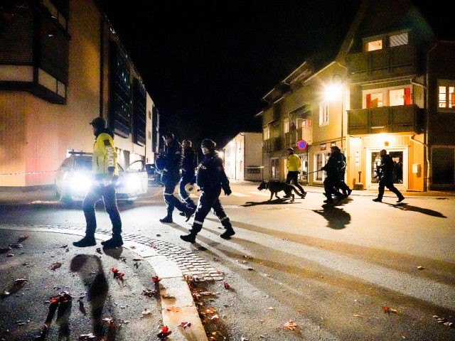 TOPSHOT - Police officers cordon off the scene where they are investigating in Kongsberg, Norway after a man armed with bow killed several people before he wasarrested by police on October 13, 2021. - A man armed with a bow and arrows killed several people and wounded others in the …