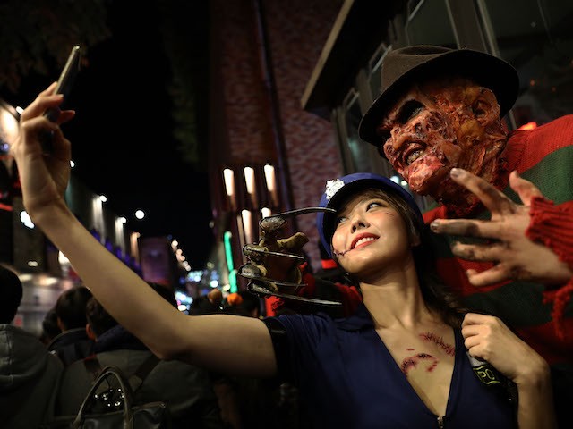SEOUL, SOUTH KOREA - OCTOBER 27: People dressed up in costumes participate a Halloween festival on October 27, 2018 in Seoul, South Korea. Halloween, which is named from "All Hallows' Even", falls a day before All Saints' Day on November 1 where Christians remember their deceased loved ones. (Photo by Chung Sung-Jun/Getty Images)