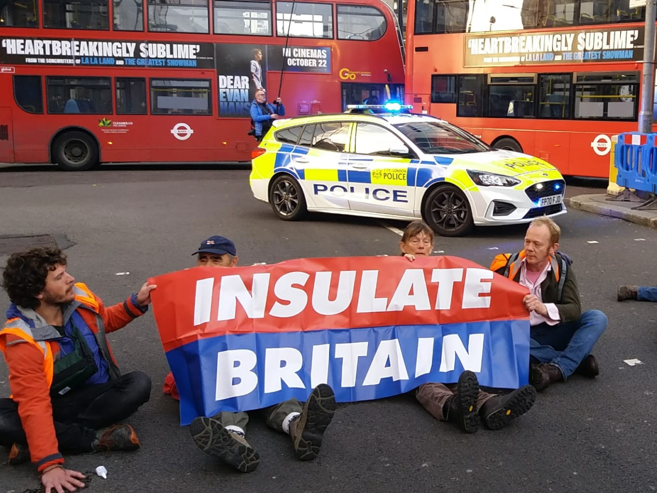 Eco-Loons Glue Themselves to Roads, Shut Down Central London - Vimarsana News
