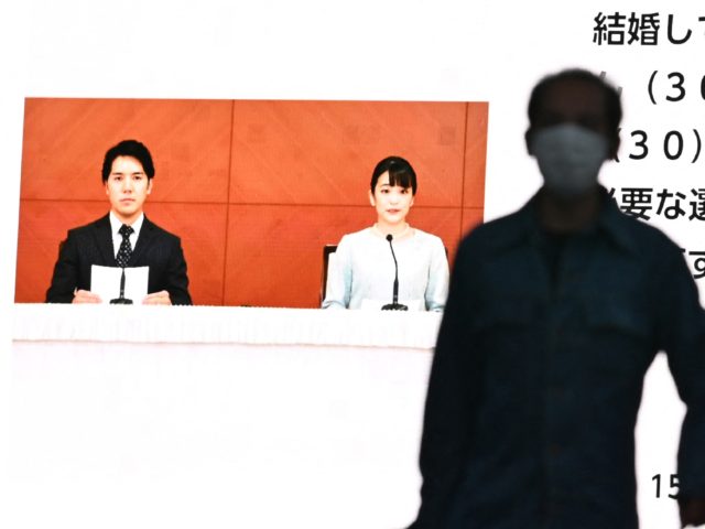 A screen displays news reporting the marriage of Japan's former princess Mako, the elder daughter of Prince Akishino and Princess Kiko, and her husband Kei Komuro in Tokyo on October 26, 2021. (Photo by Kazuhiro NOGI / AFP) (Photo by KAZUHIRO NOGI/AFP via Getty Images)