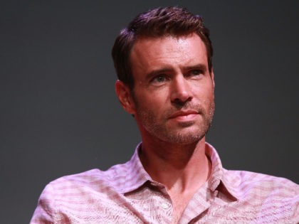 NEW YORK, NY - OCTOBER 03: Actor Scott Foley visits the Apple Store Soho on October 3, 201