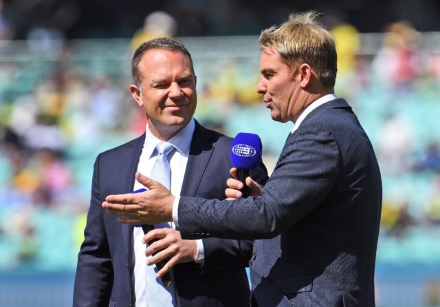 Michael Slater (L) chats to fellow Australian cricket great Shane Warne