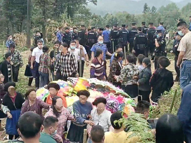 Guizhou authorities dig up the body of an elderly woman and cremated it after her son gave