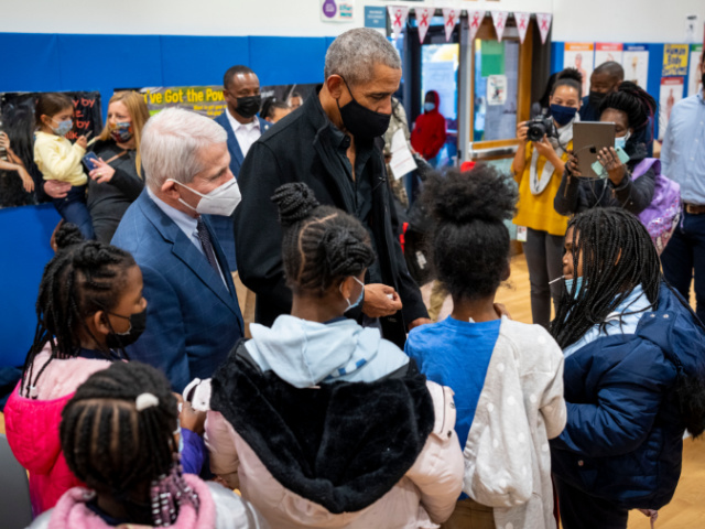 WASHINGTON, DC - NOVEMBER 30: Former U.S. President Barack Obama (C) and Dr. Anthony Fauci (L), Director of NIAID, talk with elementary school students as they prepare to get their second vaccine shots at the Kimball Elementary School on November 30, 2021 in Washington, DC. (Photo by Doug Mills-Pool/Getty Images)