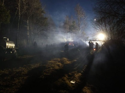 A picture taken on November 10, 2021 shows migrants in a camp on the Belarusian-Polish border in the Grodno region. - Hundreds of desperate migrants are trapped in freezing temperatures on the border and the presence of troops from both sides has raised fears of a confrontation. - Belarus OUT …