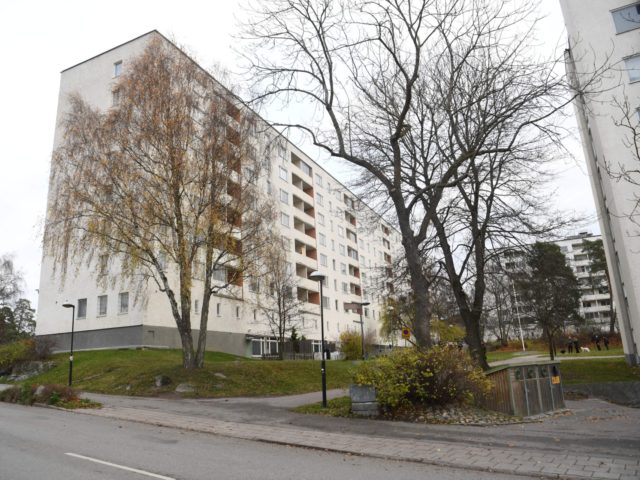 The facade of an apartment block in north-western Stockholm is pixtured after two children was found seriously injured next to it, on November 15, 2021. - Two children were found seriously injured by an apartment block in the Haesselby suburb shortly before 10pm on Sunday, one of the children later …