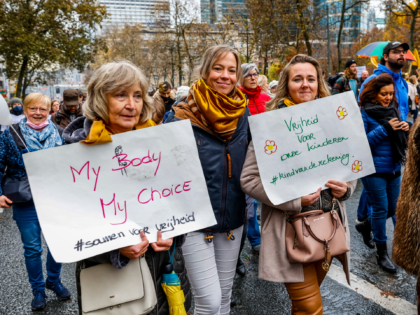People gather for a protest against the health pass (Ensemble pour la Liberte) and other corona measures, in Brussels, Sunday 21 November 2021. Various organizations such as Virus Madness, Hands for Freedom and Vecht Voor Vrijheid are meeting today to "dispel the disproportionate fear of the coronavirus, make a wider …