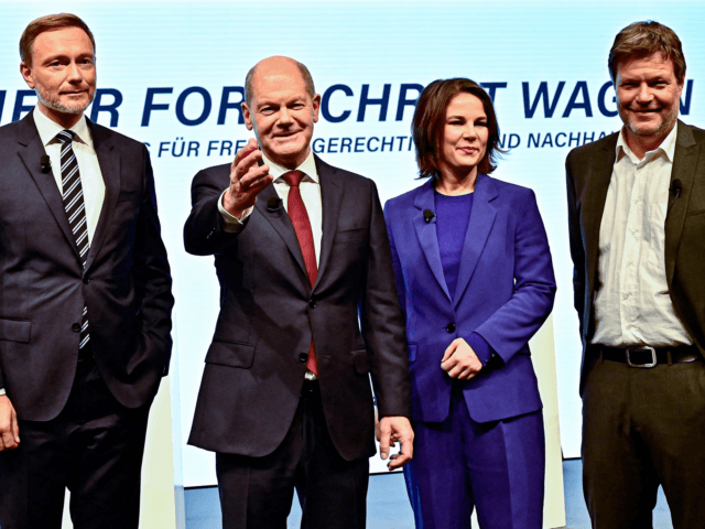 (L-R) Germany's Free Democratic Party (FDP) leader Christian Lindner, the Social Democrats (SPD) candidate for Chancellor Olaf Scholz and the co-leaders of Germany's Greens (Die Gruenen) party Annalena Baerbock and Robert Habeck pose during a press conference on November 24, 2021 at Westhafen center in Berlin, to present their deal …