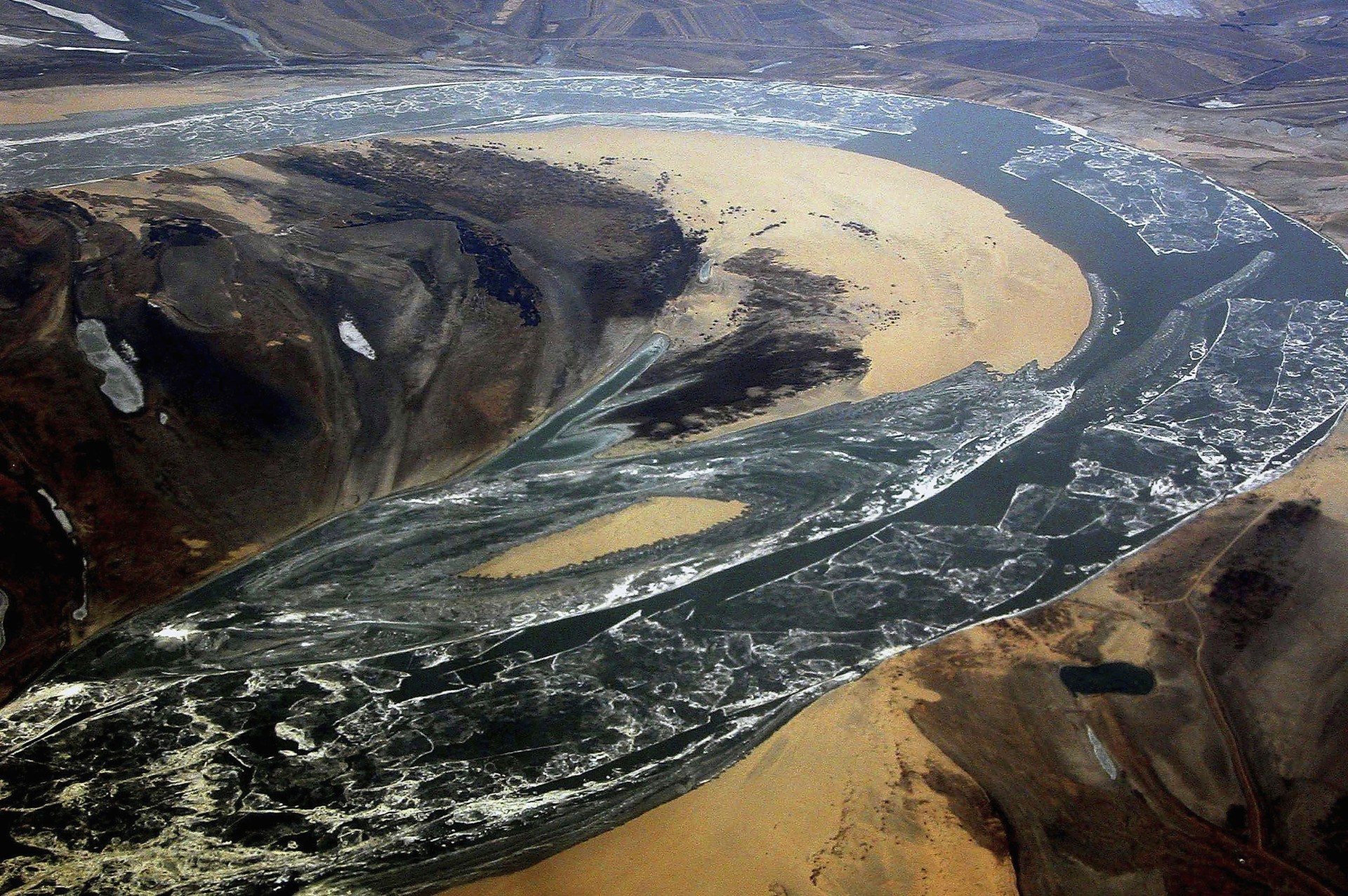 Бассейн океана хуанхэ. Загрязнение реки Сунгари. Сунгари река Амур. Река Сунгари Китай. Загрязненная река Амур.