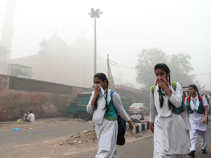Indian schoolchildren cover their faces as they walk to school amid heavy smog in New Delhi on November 8, 2017. Delhi shut all primary schools on November 8 as pollution levels hit nearly 30 times the World Health Organization safe level, prompting doctors in the Indian capital to warn of …