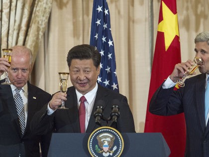 (L-R) US Vice President Joe Biden, Chinese President Xi Jinping and US Secretary of State John Kerry make a toast during a State Luncheon for China hosted by Kerry on September 25, 2015 at the Department of State in Washington, DC. AFP PHOTO/PAUL J. RICHARDS (Photo credit should read PAUL …