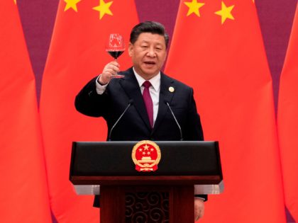 China's President Xi Jinping raises his glass and proposes a toast at the end of his speech during the welcome banquet for leaders attending the Belt and Road Forum at the Great Hall of the People in Beijing on April 26, 2019. (Photo by Nicolas ASFOURI and NICOLAS ASFOURI / …
