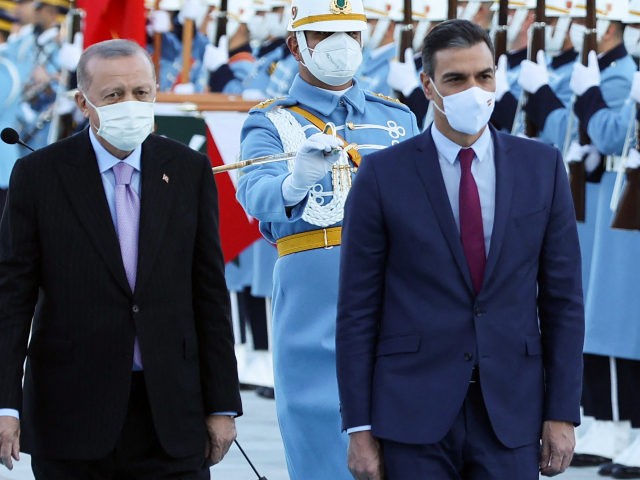 Turkish President Recep Tayyip Erdogan (L) and Spanish Prime Minister Pedro Sanchez (R) re