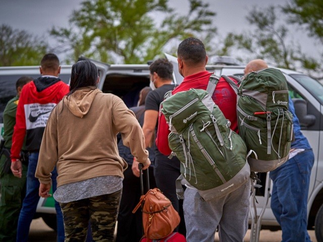 2700 Migrants Apprehended over Christmas Weekend in One Texas Border Sector - Vimarsana News