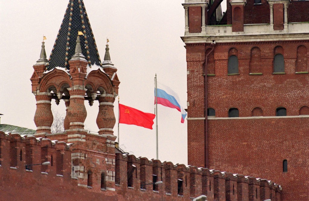The Soviet (L) and Russian flags fly over the Kremlin, 18 December 1991, between the Spassky Gate towers, in Moscow. The Soviet flags will be taken down 31 December 1991, for the last time to be replaced by the Russian flags, marking the end of the Soviet Union. (Photo by ALAIN-PIERRE HOVASSE / AFP) (Photo by ALAIN-PIERRE HOVASSE/AFP via Getty Images)